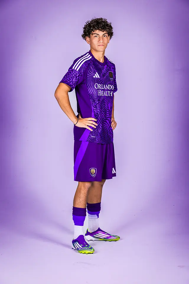 Jose Segura sesión fotográfica de la academia MLS NEXT · perfil derecho