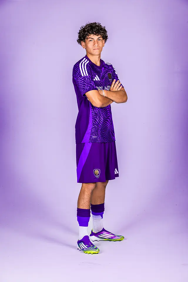 Jose Segura sesión fotográfica de la academia MLS NEXT · perfil derecho con brazos cruzados