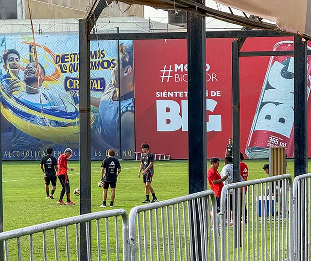 Jose Segura en su primera convocatoria con Perú, entrenando con el equipo