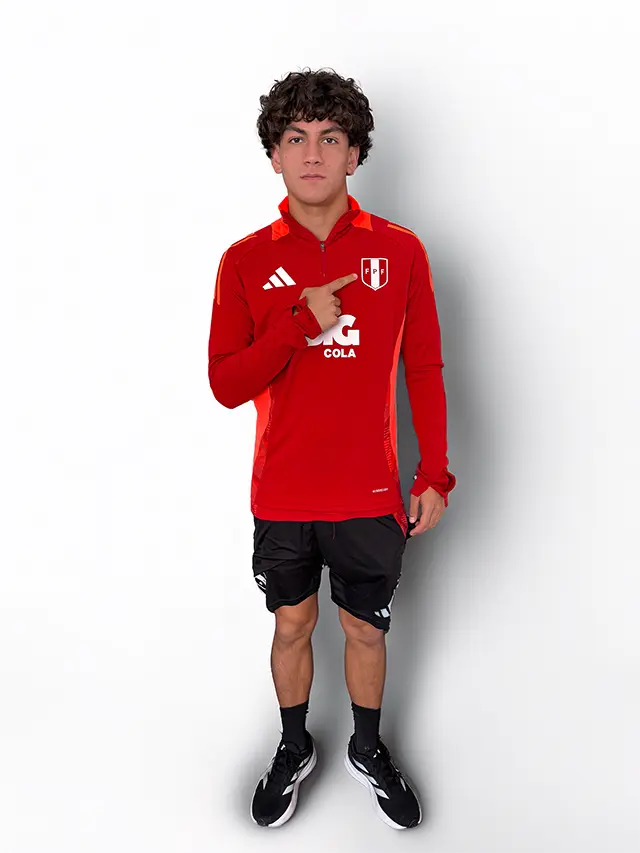 Jose Segura en su primera convocatoria con Perú, posando con buzo de entrenamiento