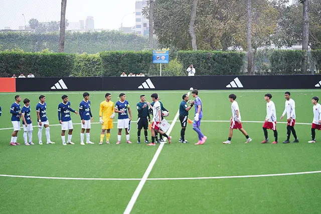 Jose Segura en su primer torneo con Perú, partido ante Alianza Lima, saludo de equipo
