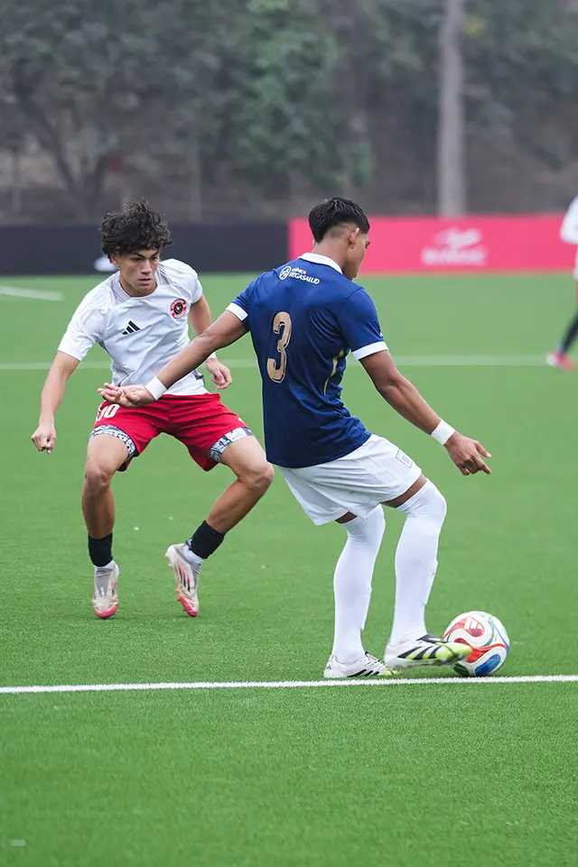 Jose Segura en su primer torneo con Perú, partido ante Alianza Lima, jugada uno contra uno