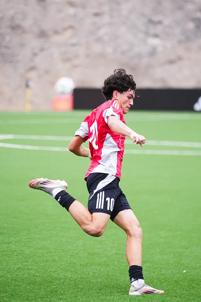 Jose Segura en su primer torneo con Perú, partido ante Cruz Azul CF, perfil lateral previo al remate