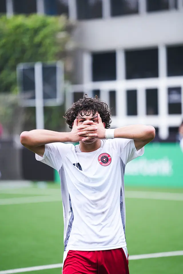 Jose Segura en su primer torneo con Perú, partido ante Millonarios, celebración tras anotar un gol