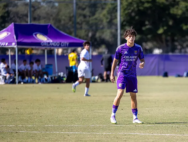 Jose Segura disputando un partido de MLS NEXT ante West Florida Flames, enfocado en la jugada