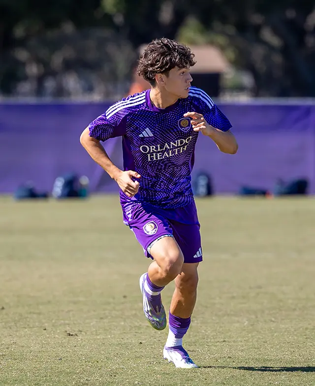 Jose Segura disputando un partido de MLS NEXT ante West Florida Flames, realizando una desmarcada