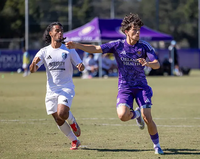 Jose Segura disputando un partido de MLS NEXT ante West Florida Flames, pidiendo el balón