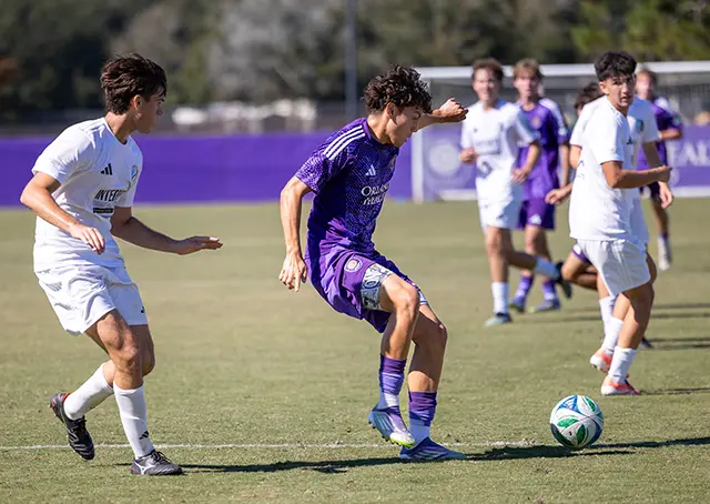 Jose Segura disputando un partido de MLS NEXT ante West Florida Flames, recibiendo el balón