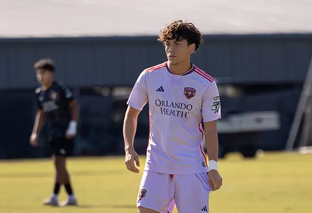 Jose Segura disputando un partido de MLS NEXT ante Clearwater Crushers, analizando la siguiente jugada