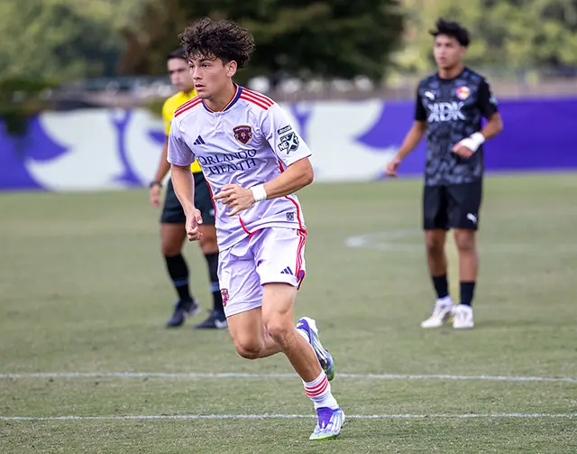 Jose Segura disputando un partido de MLS NEXT ante Clearwater Crushers, listo para desmarcarse