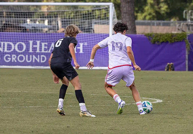 Jose Segura disputando un partido de MLS NEXT ante Clearwater Crushers, conduciendo el balón