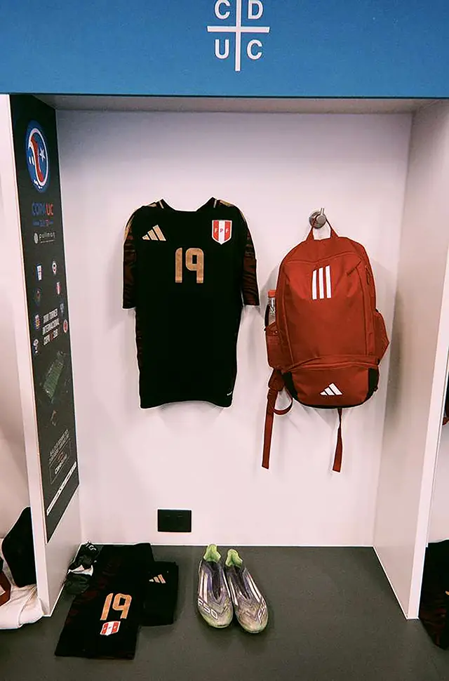 Jose Segura convocado a la selección peruana Sub-17 para competir en la Copa UC, imagen en el vestuario con uniforme y equipamiento