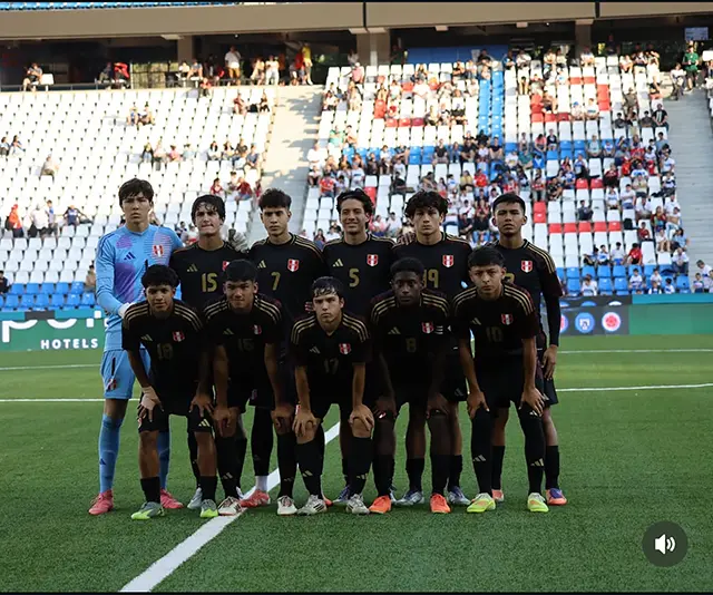 Jose Segura convocado a la selección peruana Sub-17 para competir en la Copa UC, foto grupal previa al partido ante Universidad Católica Sub-17
